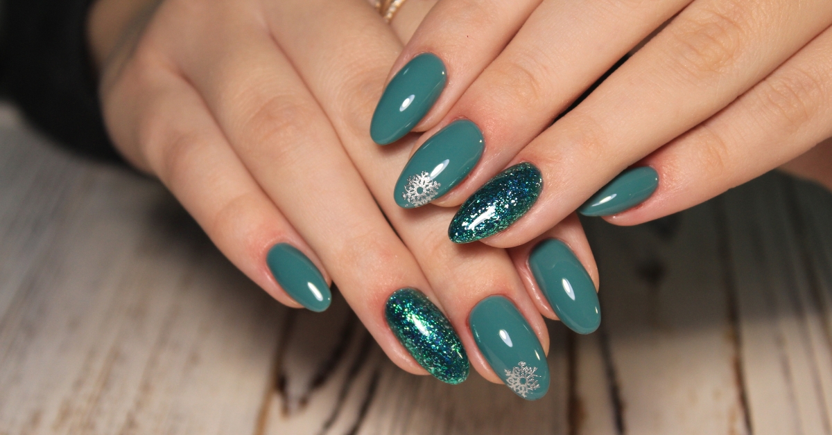 Top Christmas Nail Art Designs for 2025: Festive & Fun! 10 Teal Glitter Nail Art